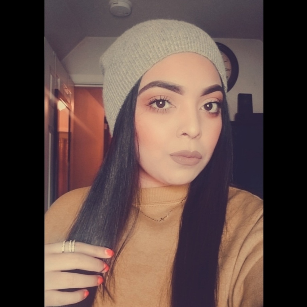 Meet your Posher, Efi
